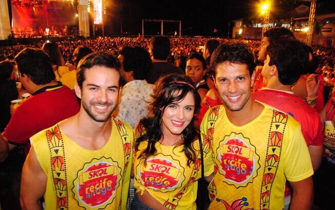 Gustavo Leão, Elisa Brites e Bruno Dubeux  curtem carnaval em Recife 