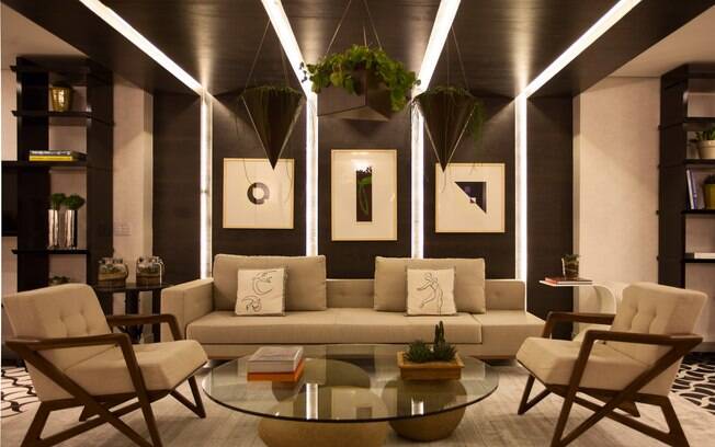A simetria é levada a sério no projeto da arquiteta Érica Salguero para a Casa Cor SP. O efeito é acentuado pelas linhas iluminadas que seguem do teto à parede