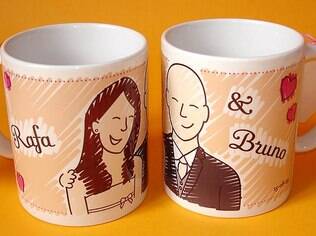 Lembrancinhas, como canecas de porcelana com caricatura dos noivos, também estão entre as ofertas mais procuradas. De Carinhas Personalizadas