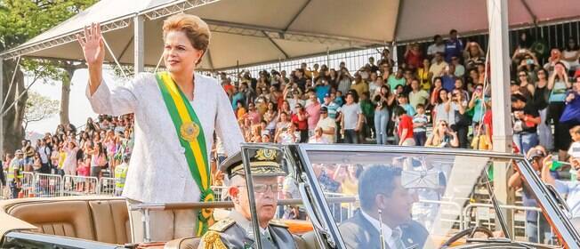 Presidente enfrenta vaias e gritos de "fora Dilma" ao abrir Sete de Setembro