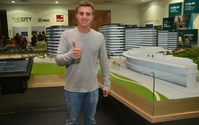 Luciano Huck assina compra de escritório no Rio