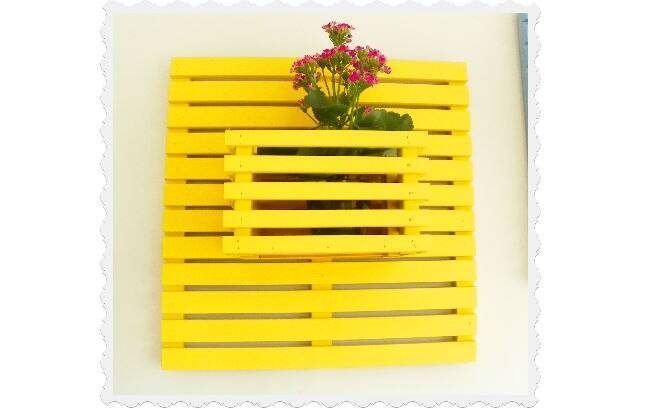A floreira amarela (50 x 50 cm) é perfeita para ambientes descolados, que pedem um toque de cor. À venda na Cedro Rosa por R$ 179 