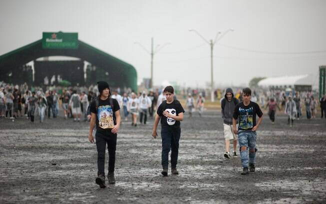 Público enfrenta chuva e lama no terceiro dia de shows do SWU 2011