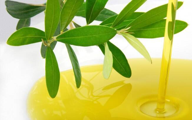 O azeite de oliva é saudável, mas não precisa usar mais de uma colher