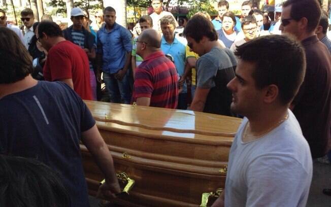 Corpo de Allana foi enterrado na manhã desta quinta-feira (25) em Goiânia. Foto: Clenon Ferreira/iG