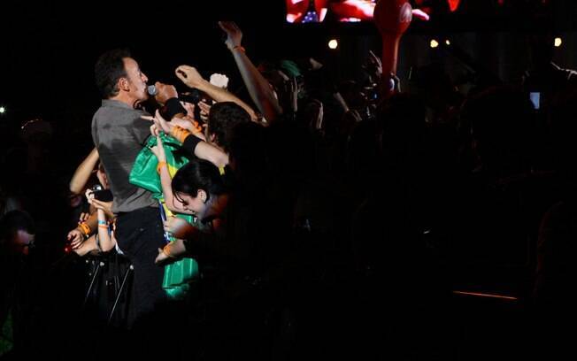 Bruce Springsteen vai para a galera no Rock in Rio 2013