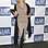 Chique, a atriz Susan Sullivan deixou o vestido cinza mais quente ao usá-lo com legging e echarpe preto de lã. Sandália bege e clutch preta são os acessórios. Foto: Getty Images
