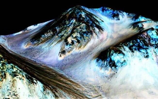 Foto sem data mostra linhas de encosta de 100 metros na superfície de Marte produzidas pela água