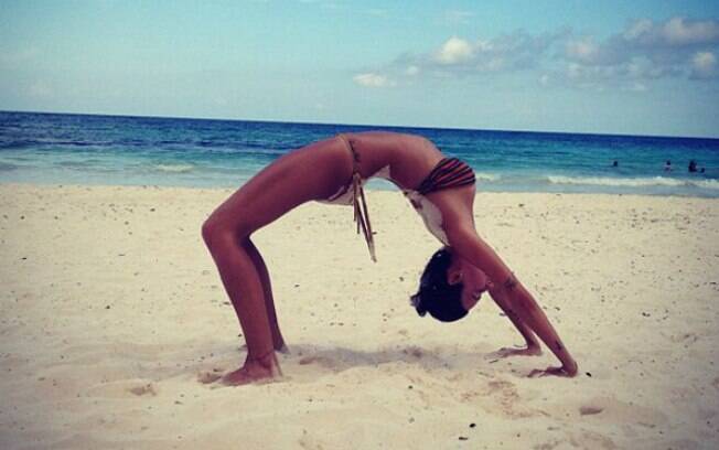 Thaila Ayala gosta de se exercitar na praia