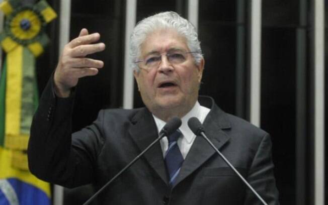 Roberto Requião diz que se sente isolado no partido, mas que não pensa em desfiliação