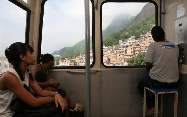 O trajeto de bondinho oferece belas paisagens do Rio