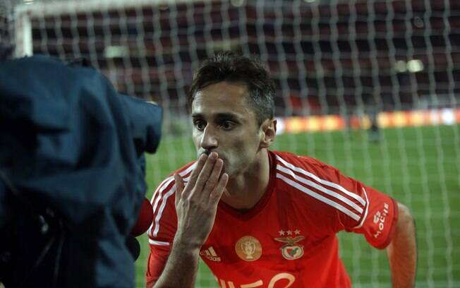 Após corte de Ricardo Oliveira, o atacante Jonas, do Benfica, deve ganhar chance na seleção