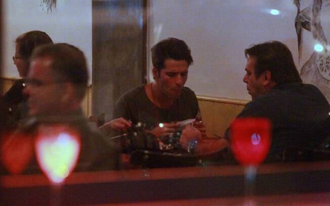 Próximo a Celulari, Bruno Gagliasso jantou em um restaurante japonês com alguns amigos...