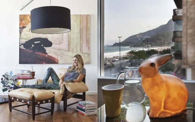 Fernanda Lima na sala de estar, na poltrona de Sergio Rodrigues;  à direita, luminária em forma de coelho, presente de uma amiga 
