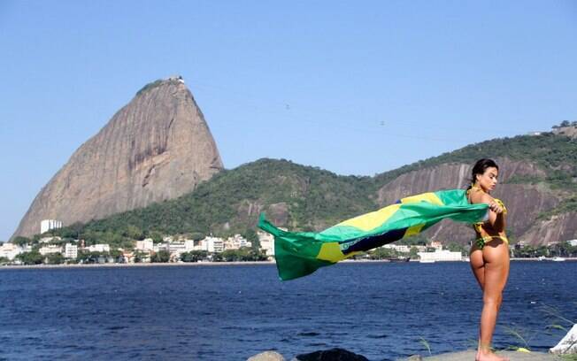 Patrícia Jordane fotografa para linha de biquínis no Rio de Janeiro