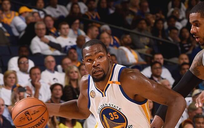 Apesar da derrota, Kevin Durant foi destaque com 27 pontos em sua estreia no Warriors