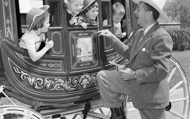 Walt Disney conversa com as crianças