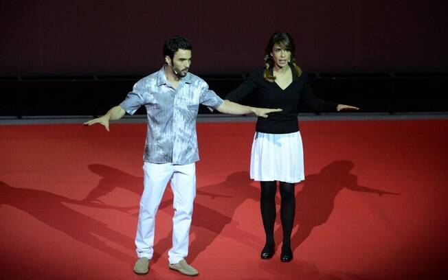 Caio Blat e Maria Ribeiro em cena no palco do Theatro Municipal