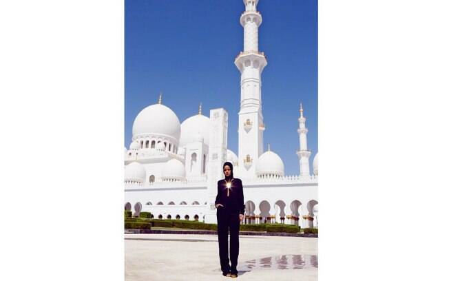 Rihanna em frente à mesquita