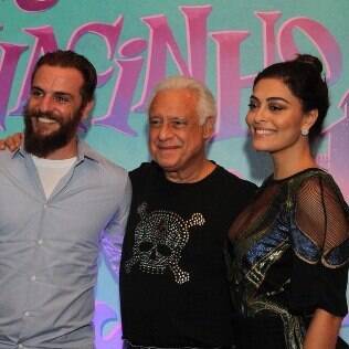 Barbudo, Rodrigo Lombardi posa com Fagundes e Juliana Paes