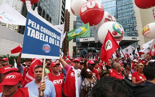  Membros de Centrais Sindicais e do Movimento dos Trabalhadores Sem Terra, realizam ato em frente a sede da Petrobras, na avenida Paulista, em São Paulo. Foto: Paulo Pinto/ Fotos Públicas