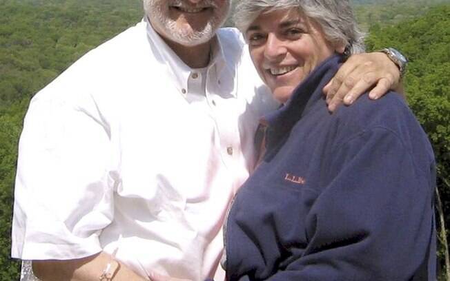 Alan Gros, prisioneiro americano libertado por Cuba, e sua mulher, Judy Gross, em local desconhecido . Foto: AP Photo/Gross Family, File