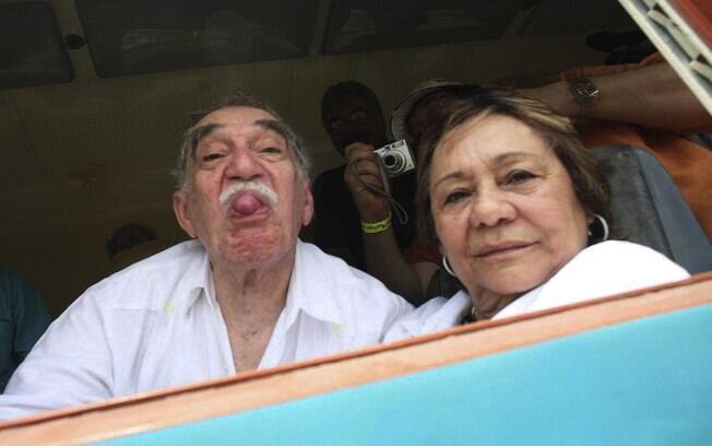 Gabriel García Márquez mostra a língua para fotógrafos em Aracataca, sua cidade natal, ao lado da mulher, Mercedes Barcha (30/03/2007)