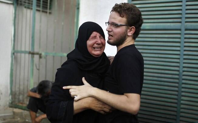 A mãe de uma criança palestina chora ao saber da morte de seu filho em hospital na cidade de Gaza (28/07)