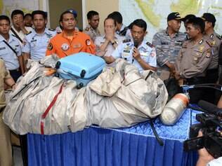 Equipes encontram corpos de voo