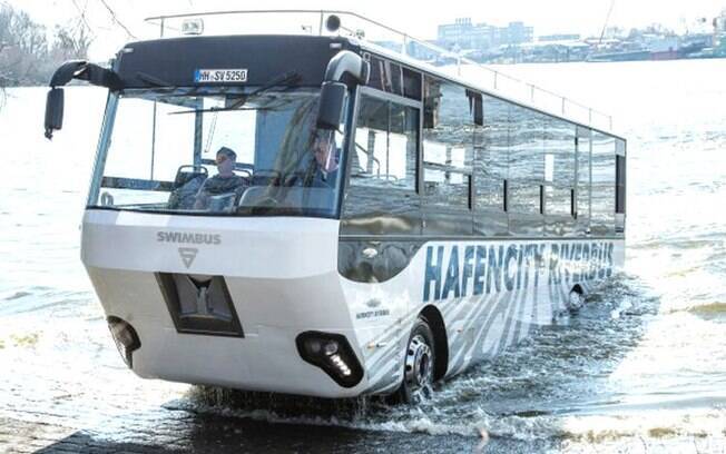 Ônibus anfíbio sai da água na cidade portuária de Elbe, na Alemanha