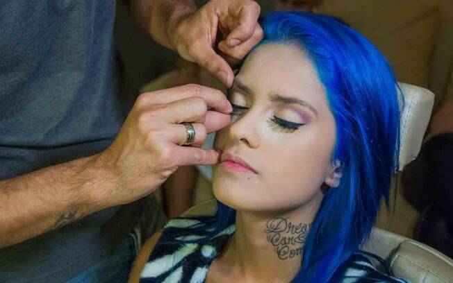 Cantora colocou lentes de contato para encarnar Katy Perry
