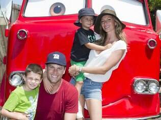 Gisele Bündchen se diverte com o enteado, o filho e o marido em parque da Disney