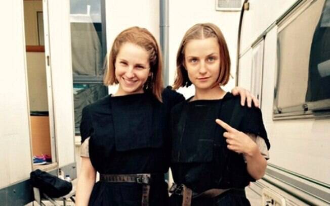 Faye Marsay e sua dublê Casey Michaels no set Game Of Thrones