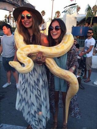 Bruna Marquezine posa com cobra ao lado da amiga