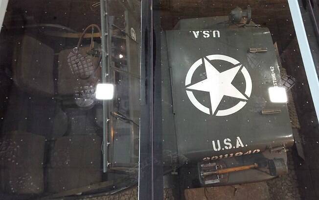 Jeep Willys MB de 1943 pode ser observado pelos clientes que entram na loja