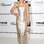A atriz Vanessa Hudgens escolheu tomara-que-caia metalizado, feito em camadas. A bolsa de glitter deixa o look ainda mais festivo. Foto: Getty Images