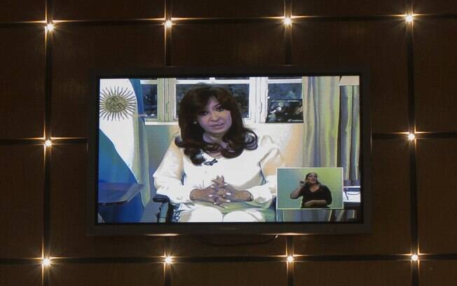 Televisão em um restaurante mostra discurso da presidente argentina Cristina Kirchner sobre a morte de promotor em Buenos Aires (26/01)