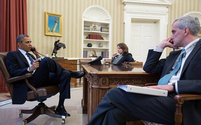 No Salão Oval, presidente dos EUA, Barack Obama, fala ao telefone com diretor do FBI, Robert Mueller, sobre as explosões em Boston (15/04)