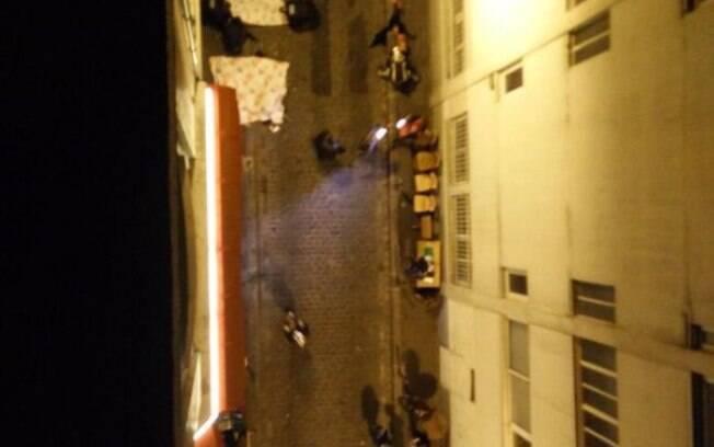 Moradores jogam roupas de cama pelas janelas para que corpos nas ruas sejam cobertos. Foto: Reprodução Twitter