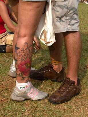 Pernas tatuadas no festival SWU 2011