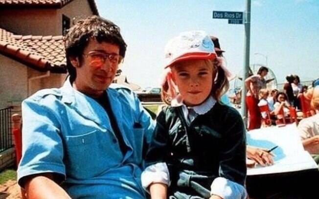 Steven Spielberg e Drew Barrymore durante as filmagens de ET O Extraterrestre, 1982