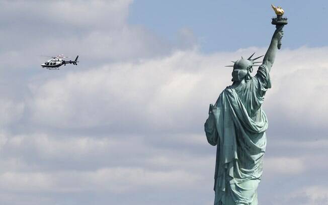 A polícia de Nova York sobrevoa a Liberty Island, onde a Estátua da Liberdade foi esvaziada após pacote suspeito ter sido encontrado