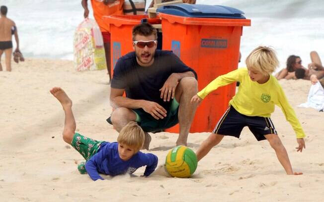 Rodrigo Hilbert brinca com os filhos na praia do Leblon