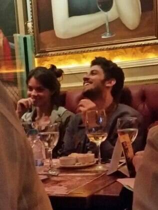 Laura Neiva e Chay Suede curtem noite juntos em restaurante de São Paulo
