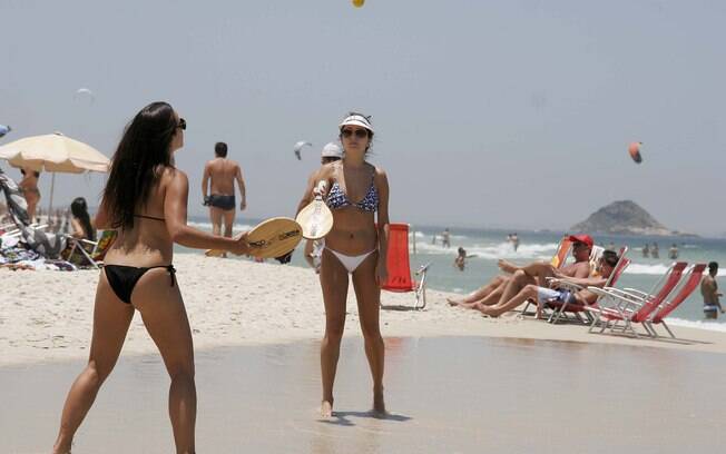 Com calor recorde, cariocas aproveitaram as praias neste sábado (8)