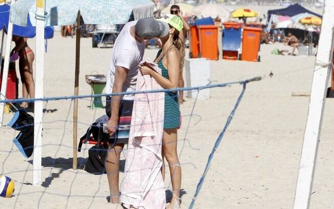 Fernanda Lima e Rodrigo Hilbert trocam beijos na praia