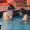 Peões se divertem com escorregador inflável na piscina. Foto: Reprodução