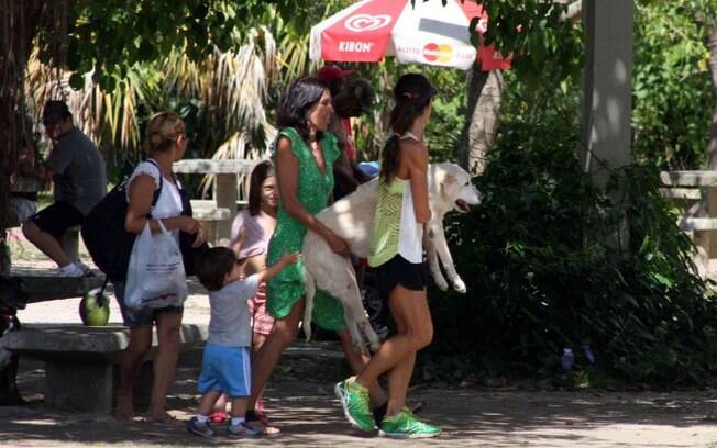 Cynthia Howlett caminhou com a família na manhã deste sábado (16) pelo Rio de Janeiro