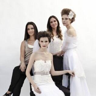 Livia Colucci e a irmã Alana com modelos vestidas de noiva: últimos dias de planejamento fora do país, para comprar o vestido