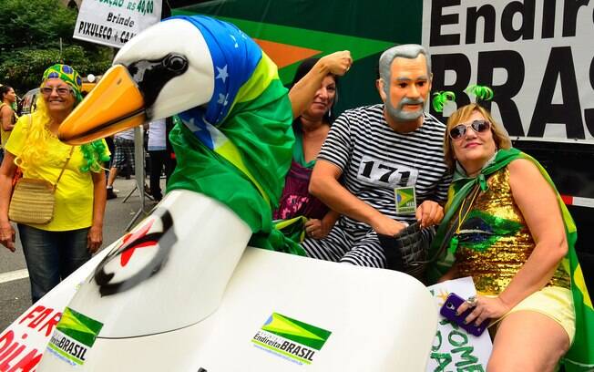 O pedalinho no sítio de Atibaia (SP), usado pela família de Lula, serviu de inspiração no ato contra o governo, em São Paulo. Foto: Rovena Rosa/ Agência Brasil - 13.3.13